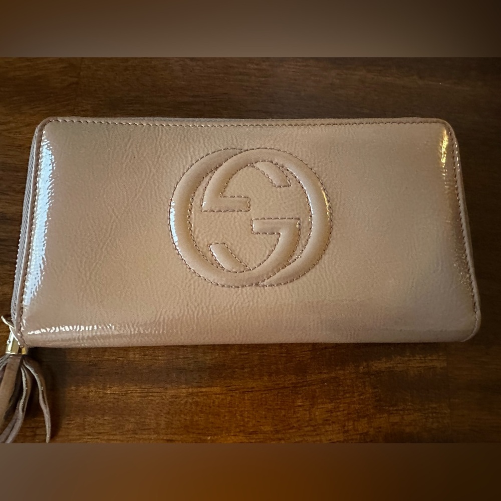 GUCCI GG Soho Patent Leather Zip Around Zippy Wallet